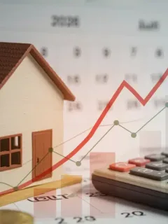 Financial impact of 0.25% interest rate hike on 2026 mortgage payments, calculator on house